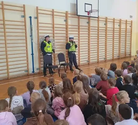 Tychy: uczniowie klas 1–3 spotkali się z policjantami. Lekcja o bezpieczeństwie