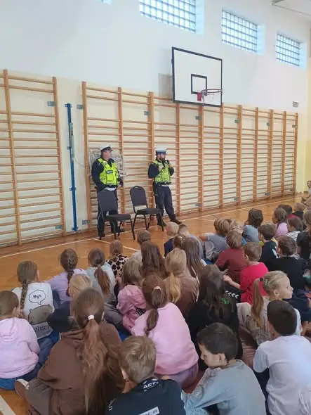 Tychy: uczniowie klas 1–3 spotkali się z policjantami. Lekcja o bezpieczeństwie