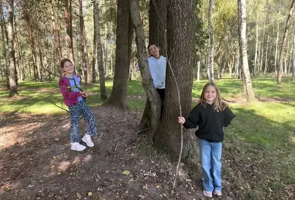 Leśna Banda: klasa 2e ze Szkoły Podstawowej nr 10 w Tychach rozpoczęła przygodę w lesie