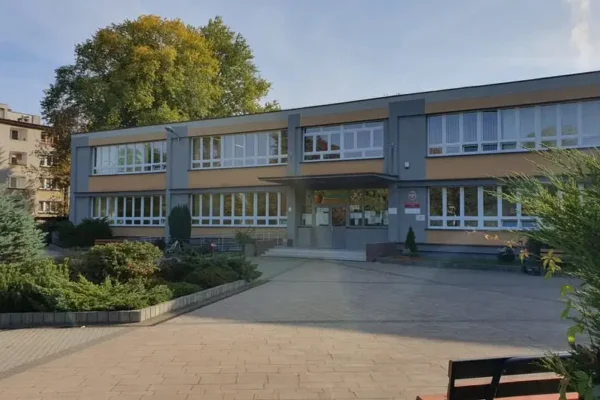 Uczniowie klas 1–3 z Tychów posadzili krzewy wokół szkoły