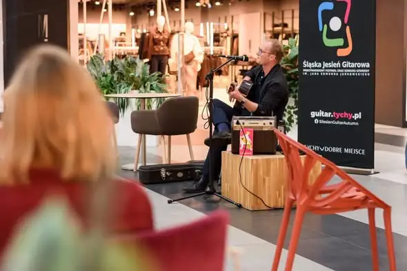 Kamil Nosal zagrał w Gemini Park Tychy. Wystawa „Śląska Jesień Gitarowa 2024” w nowym miejscu