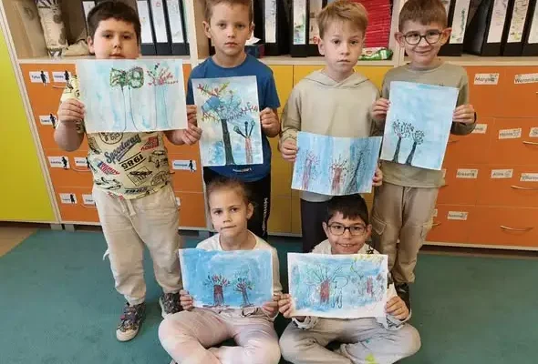 Klasa 1d z SP21 w Tychach tworzy jesienne drzewa w ramach projektu Kreatywne Prace Plastyczne