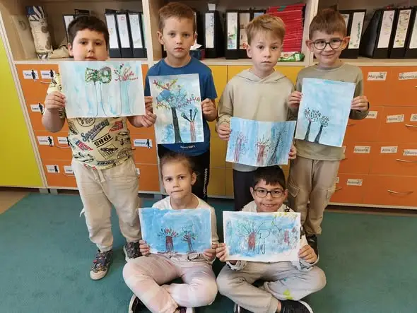 Klasa 1d z SP21 w Tychach tworzy jesienne drzewa w ramach projektu Kreatywne Prace Plastyczne