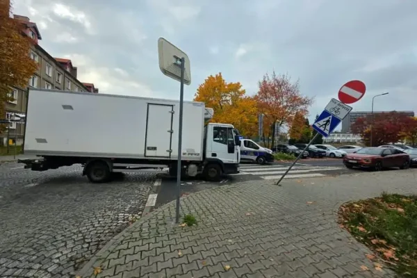 Tychy: pijany kierowca ciężarówki wjechał w znaki na skrzyżowaniu