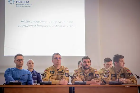 Tychy: dyrektorzy szkół i służby omówili bezpieczeństwo placówek oświatowych
