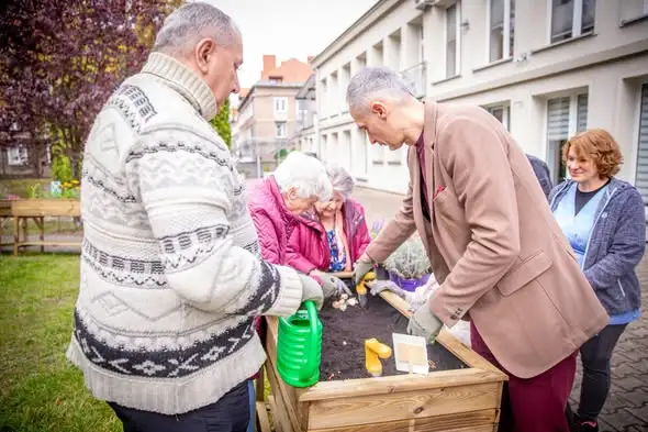 Tychy: ogród terapeutyczny przy Dziennym Domu Pomocy Społecznej „Wrzos” już otwarty