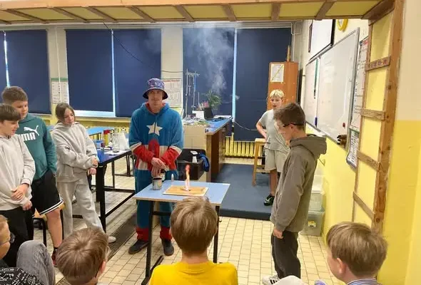 Wybuchowa lekcja w Szkole Podstawowej nr 10 w Tychach – klasa 5b odkrywała chemię i fizykę