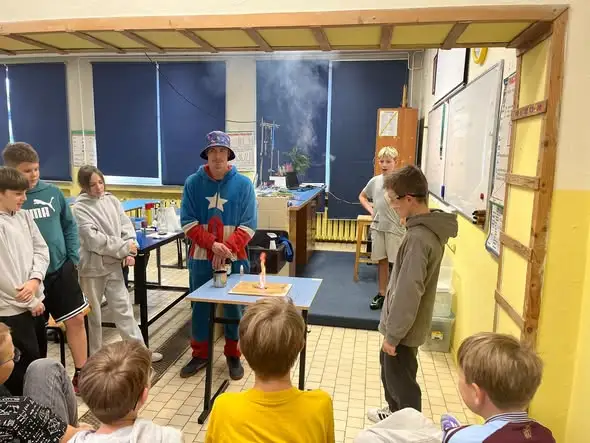 Wybuchowa lekcja w Szkole Podstawowej nr 10 w Tychach – klasa 5b odkrywała chemię i fizykę