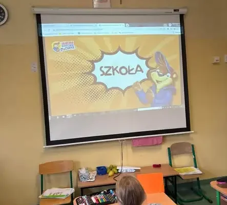 Pierwszaki z SP 40 w Tychach uczą się bezpieczeństwa w ramach Akademii Bezpiecznego Puchatka