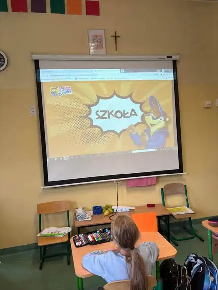 Pierwszaki z SP 40 w Tychach uczą się bezpieczeństwa w ramach Akademii Bezpiecznego Puchatka