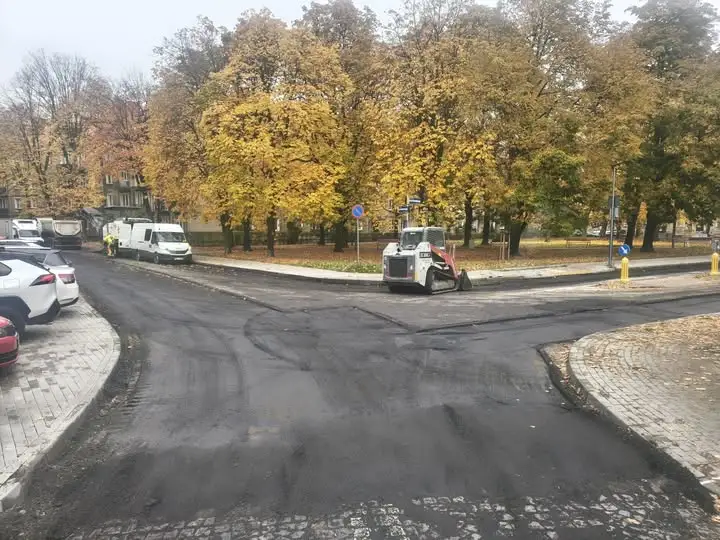 Utrudnienia na ul. Czarnieckiego w Tychach – wymiana asfaltu