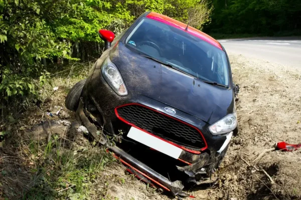 Wypadek w Jaroszowicach: BMW wypadło z drogi i uderzyło w bramę posesji